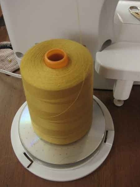 Как расположить большую катушку ниток для использования на швейной машинке
