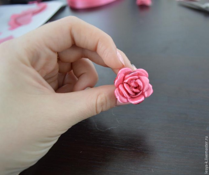 Розовый цветок из лент на плоской основе своими руками: мастер-класс