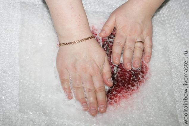 Валяем брошь-цветок Валяем брошь-цветок