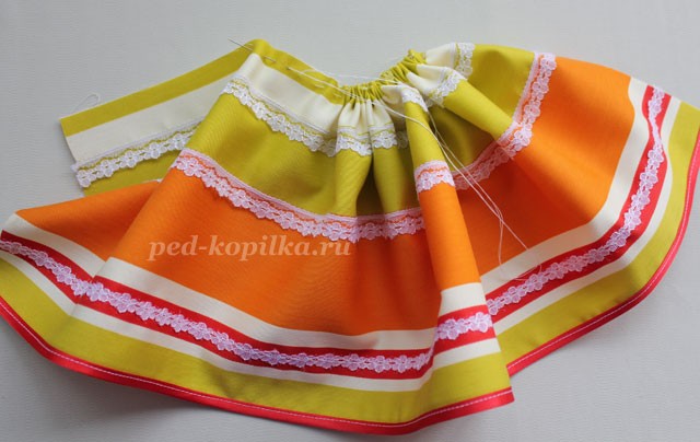 Дама в роскошном наряде