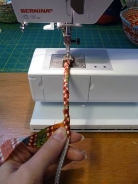 ​Корзинка из полосок ткани и веревки