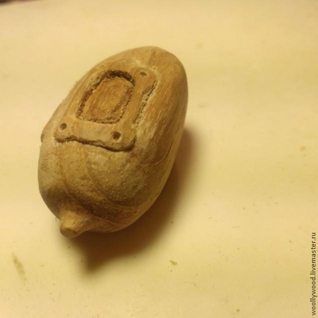 Кулон-домик в форме желудя