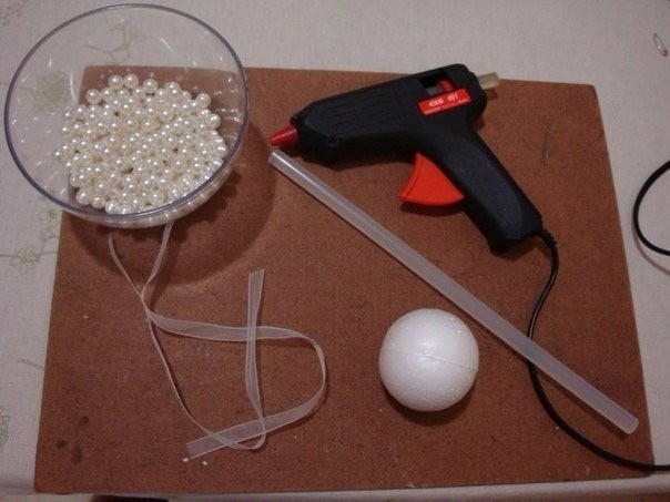 ​Ёлочные шары из жемчужных бусин: мастер-класс