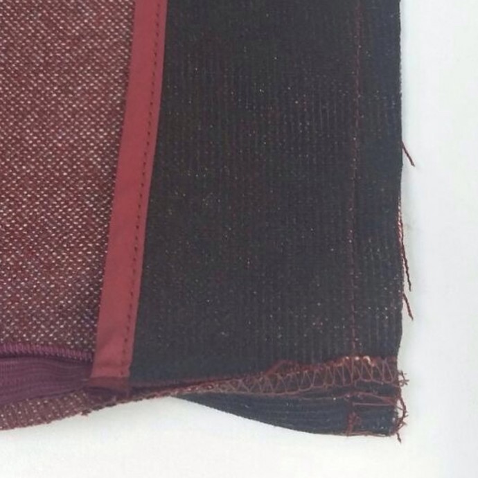 ​Обрабатываем верхний срез юбки обтачкой