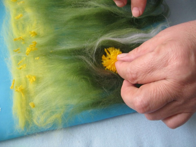 Одуванчики в жёлтых сарафанчиках: шерстяная живопись.