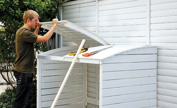 Элегантное ограждение мусорных контейнеров на дачном участке своими руками