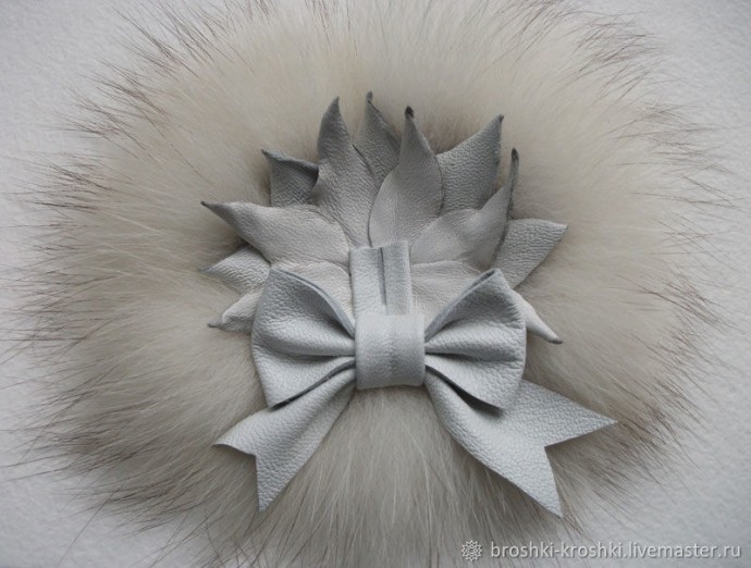 Брошь из кожи и меха