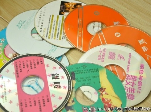 ​Удобный органайзер  в виде кармашков-хранилищ из CD дисков