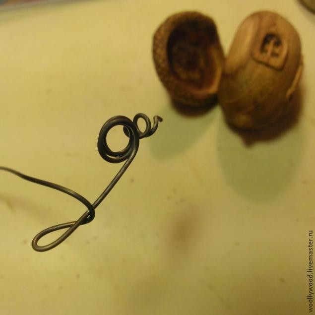 Кулон-домик в форме желудя