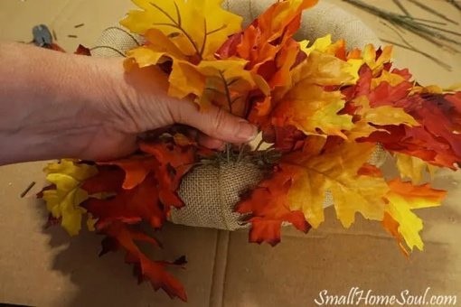 Осенний веночек из мешковины и осеннего декора: мастер-класс