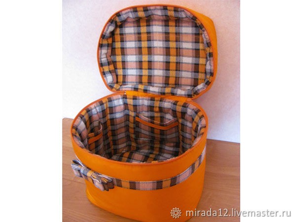 Шкатулка-косметичка с жестким каркасом