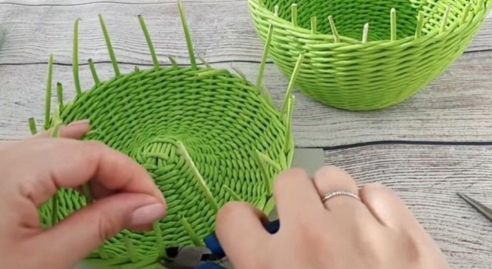 Яблоко-корзинка из газетных трубочек своими руками