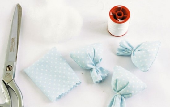 Отличная идея для абажура в детскую: воздушный шар из проволоки и ткани