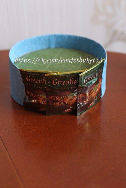 Подарочная к​омпозиция из конфет и чая