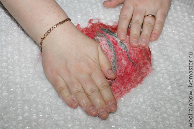 Валяем брошь-цветок Валяем брошь-цветок