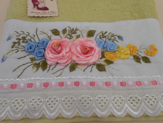 Вышивка лентами на полотенцах