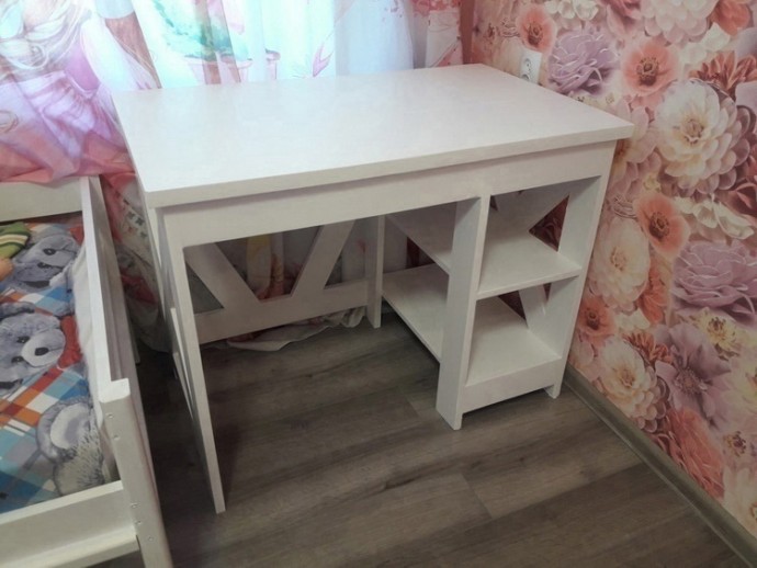 Самодельный письменный стол в детскую