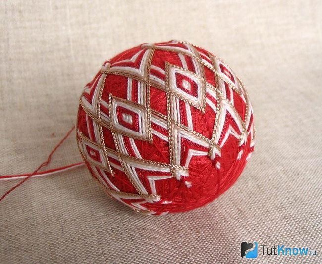 Темари или искусство вышивки на шарах: красные ромбы и треугольники