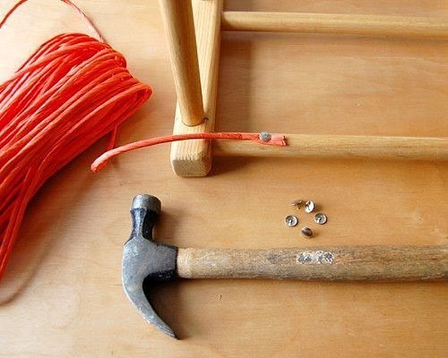 Табурет с плетеным сиденьем — узор «шеврон»