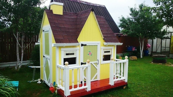 ​Домик для ребенка во дворе