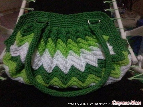 ​Интересная сумочка крючком узором "зиг-заг"