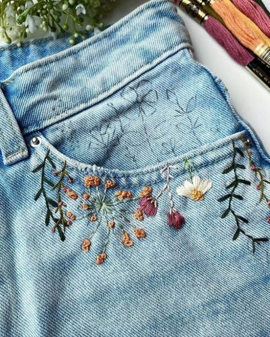 ​Вдохновляющие идеи нежной вышивки с цветами на джинсах