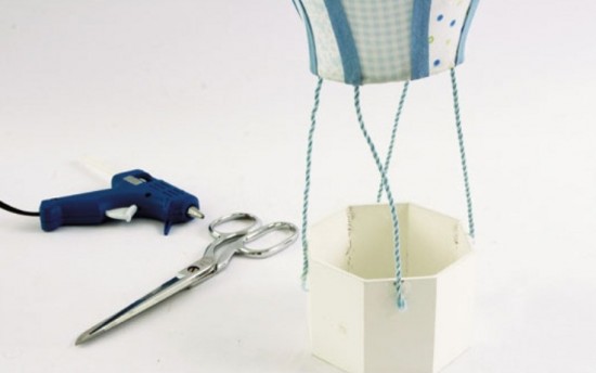 Отличная идея для абажура в детскую: воздушный шар из проволоки и ткани