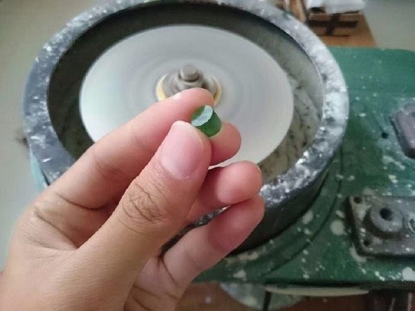 ​Кольцо с камнем из обычной зелёной бутылки