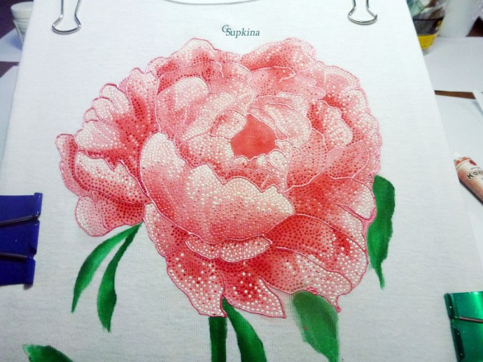 Рисование пиона на футболке