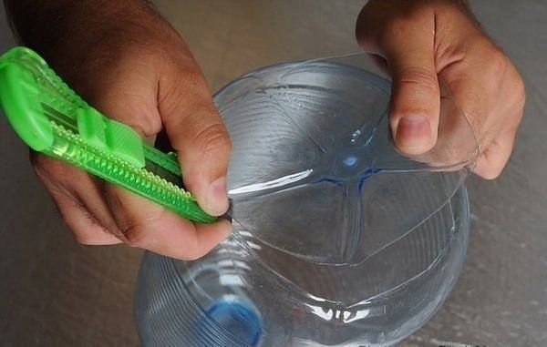 Светильник из пластиковых ложек своими руками