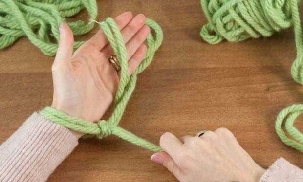 Необычное вязание руками объемного шарфа