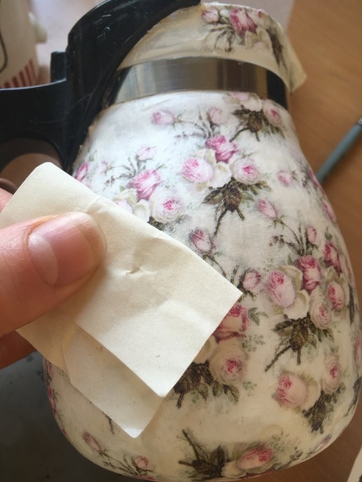 Красивый кувшин из старого чайника