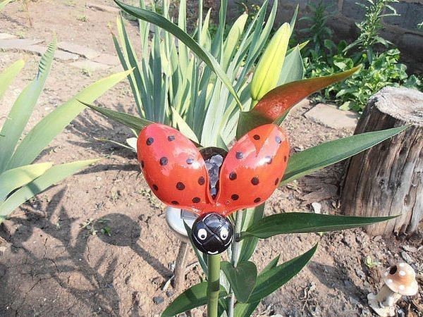 Божья коровка из пластиковых ложек