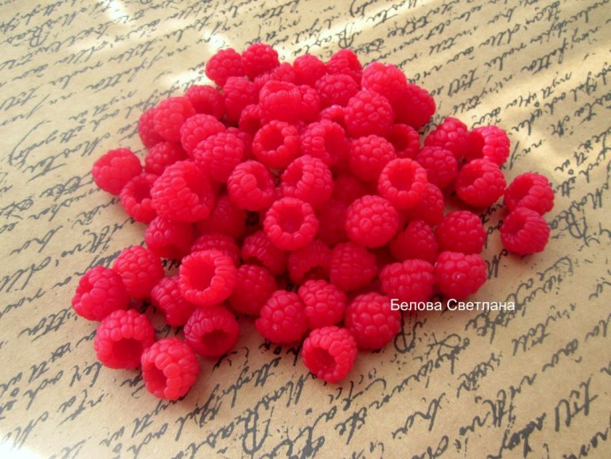 Малина из полимерной глины