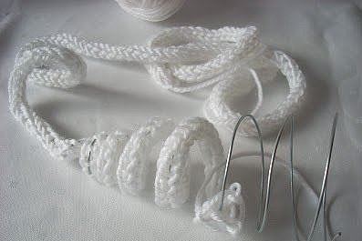 Оригинальная ёлка из вязаного шнура