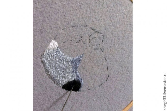 Вышитая гладью брошь со снегирем