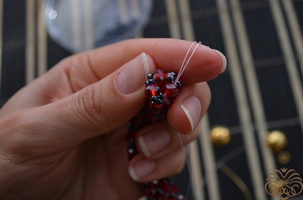 Гранатовый браслет-жгут