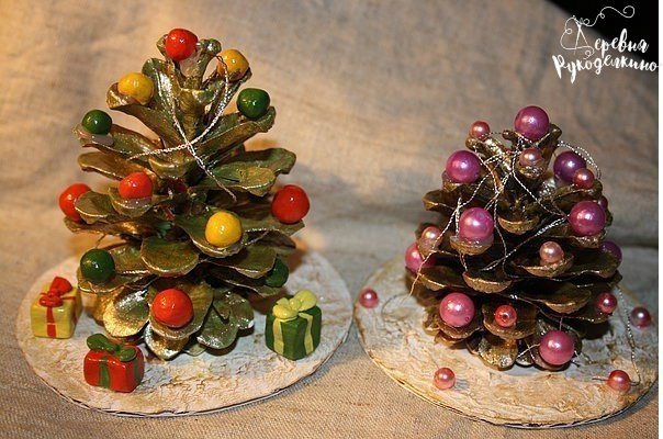 Новогодние поделки из шишек