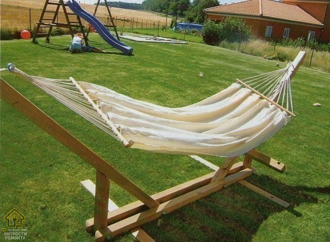 Стойка из дерева для гамака на дачу
