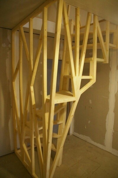 Винтовая лестница с наклонным столбом