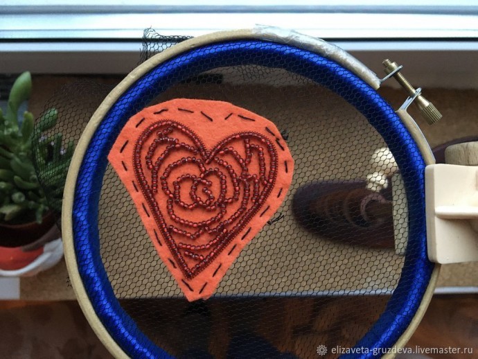 Сердце из бисера и пайеток