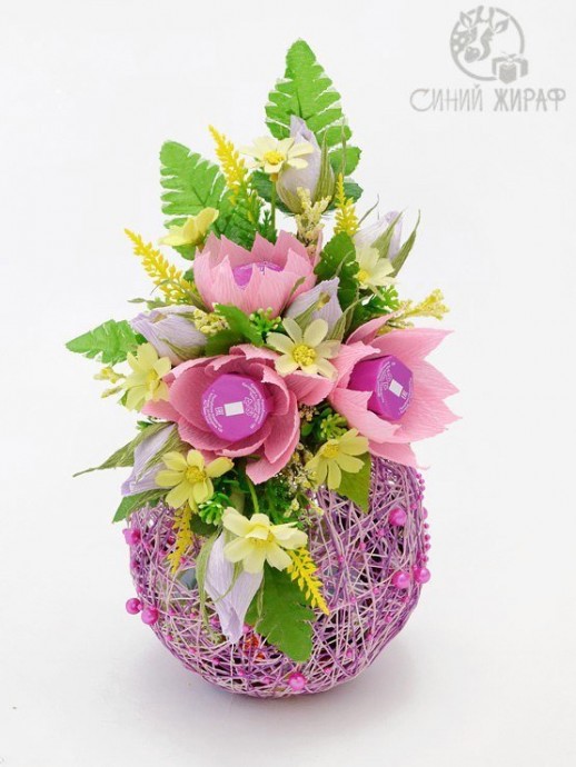 Композиция на шаре из ниток