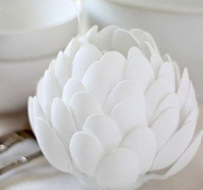 Вазочка из обрезанных пластиковых ложек