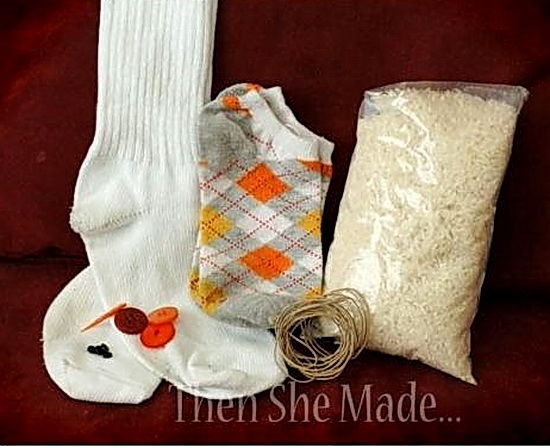 Делаем снеговичков из носочков