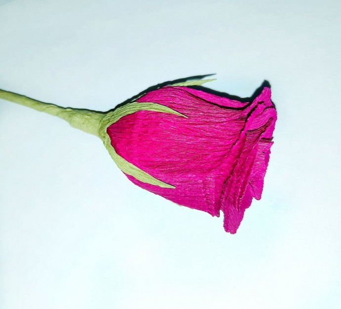 Роза из гофрированной бумаги