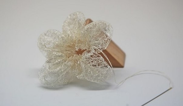 Цветок из тюлевой ленты для украшения волос