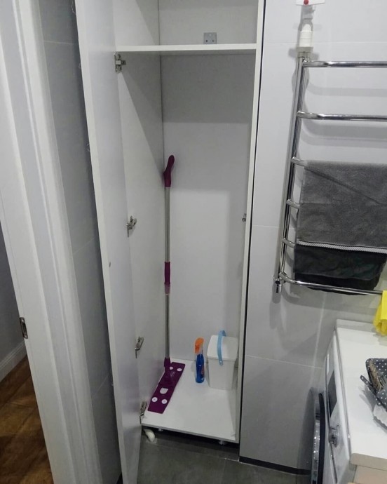 Полка внутри шкафа в ванной