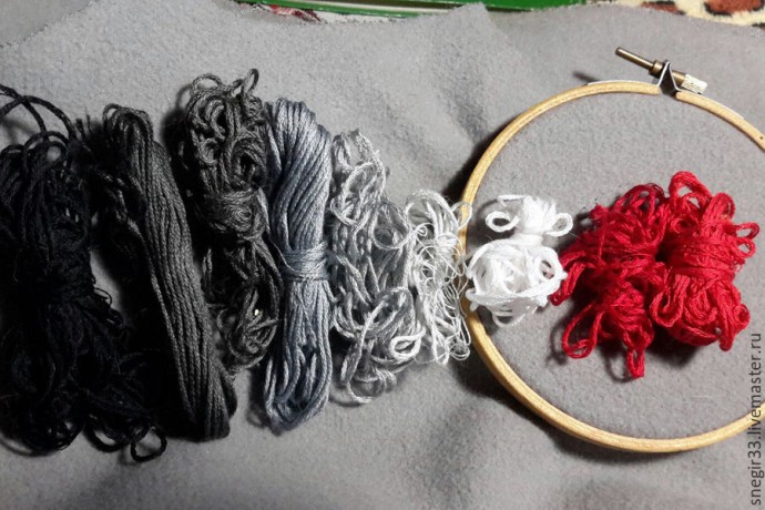 Вышитая гладью брошь со снегирем