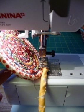 ​Корзинка из полосок ткани и веревки