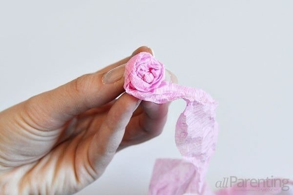 Цветочный шар из креповой бумаги